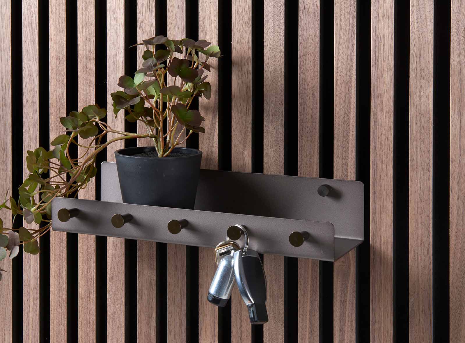 Multi-shelf-med-storage-brown-miljoe-billede-low-res 1,000 mm LED track with remote control